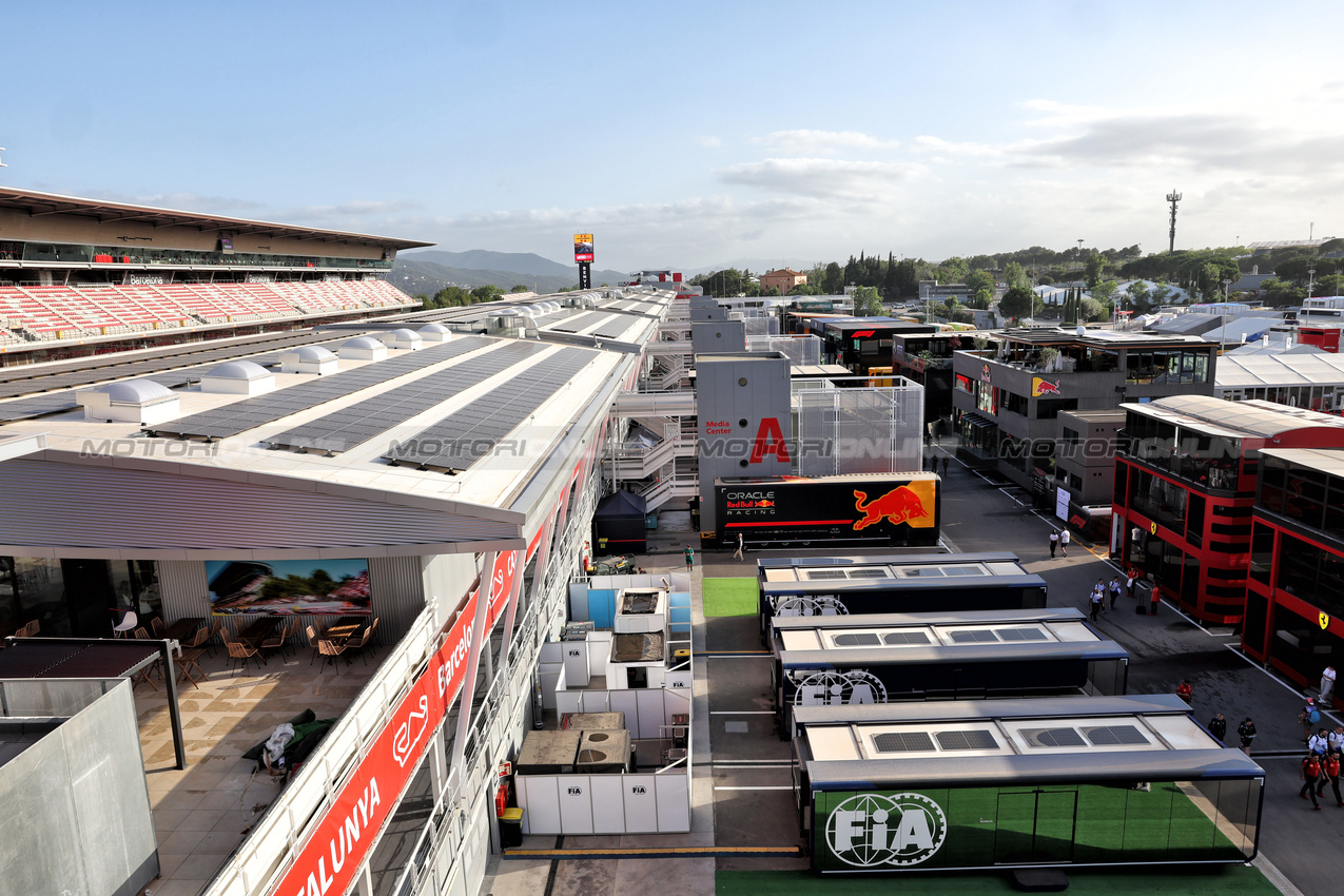 GP SPAGNA, Circuit Atmosfera - Solar Panels on the paddock building.

20.06.2024. Formula 1 World Championship, Rd 10, Spanish Grand Prix, Barcelona, Spain, Preparation Day.

- www.xpbimages.com, EMail: requests@xpbimages.com © Copyright: Batchelor / XPB Images