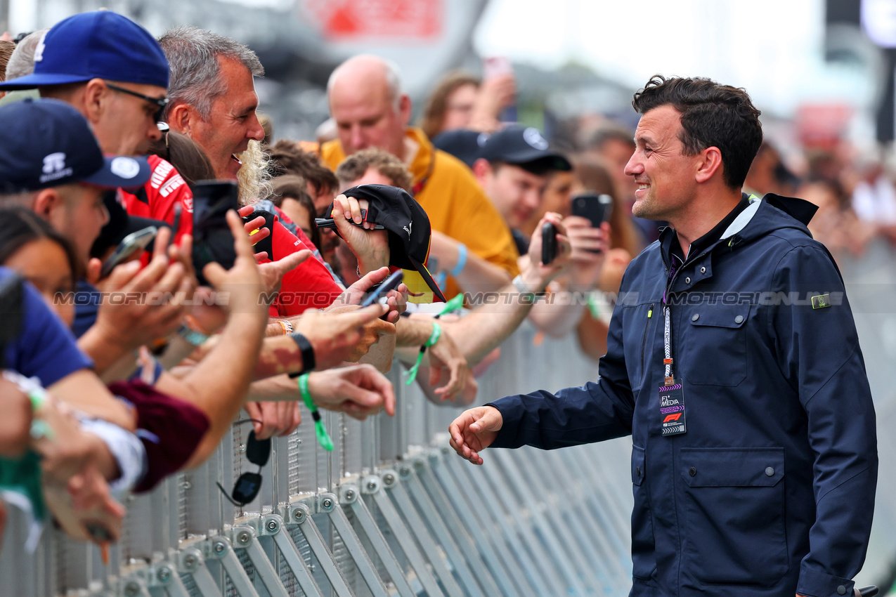 GP SPAGNA, Will Buxton (GBR) F1 Digital Presenter with fans in the pits.

20.06.2024. Formula 1 World Championship, Rd 10, Spanish Grand Prix, Barcelona, Spain, Preparation Day.

- www.xpbimages.com, EMail: requests@xpbimages.com © Copyright: Batchelor / XPB Images