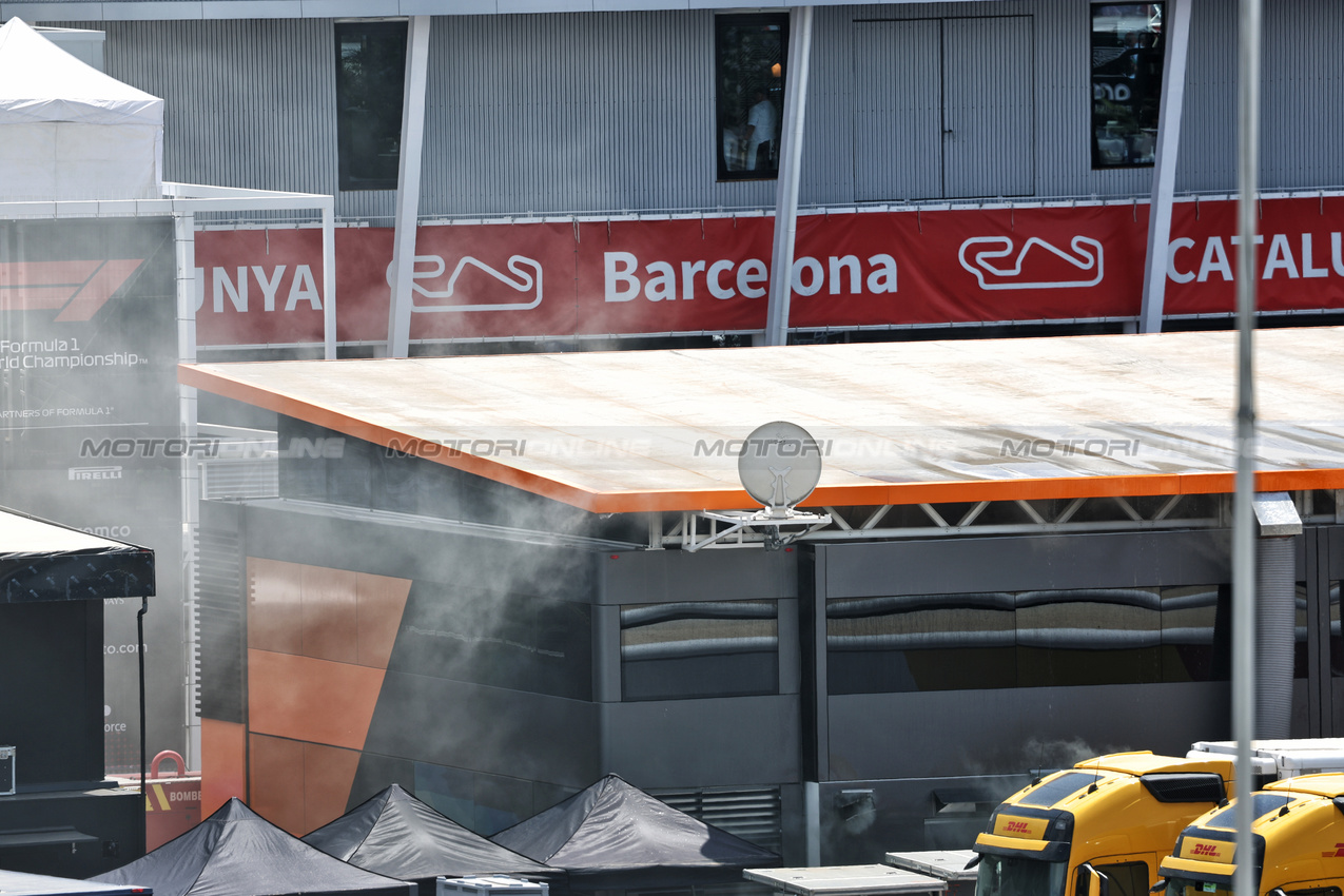 GP SPAGNA, McLaren motorhome in the paddock smoking after a fire.

22.06.2024. Formula 1 World Championship, Rd 10, Spanish Grand Prix, Barcelona, Spain, Qualifiche Day.

- www.xpbimages.com, EMail: requests@xpbimages.com © Copyright: Charniaux / XPB Images