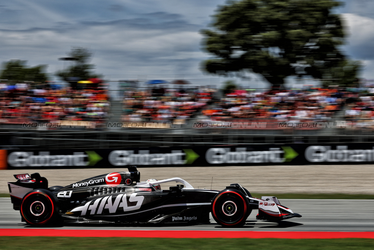 GP SPAGNA, Kevin Magnussen (DEN) Haas VF-24.

22.06.2024. Formula 1 World Championship, Rd 10, Spanish Grand Prix, Barcelona, Spain, Qualifiche Day.

- www.xpbimages.com, EMail: requests@xpbimages.com © Copyright: Charniaux / XPB Images