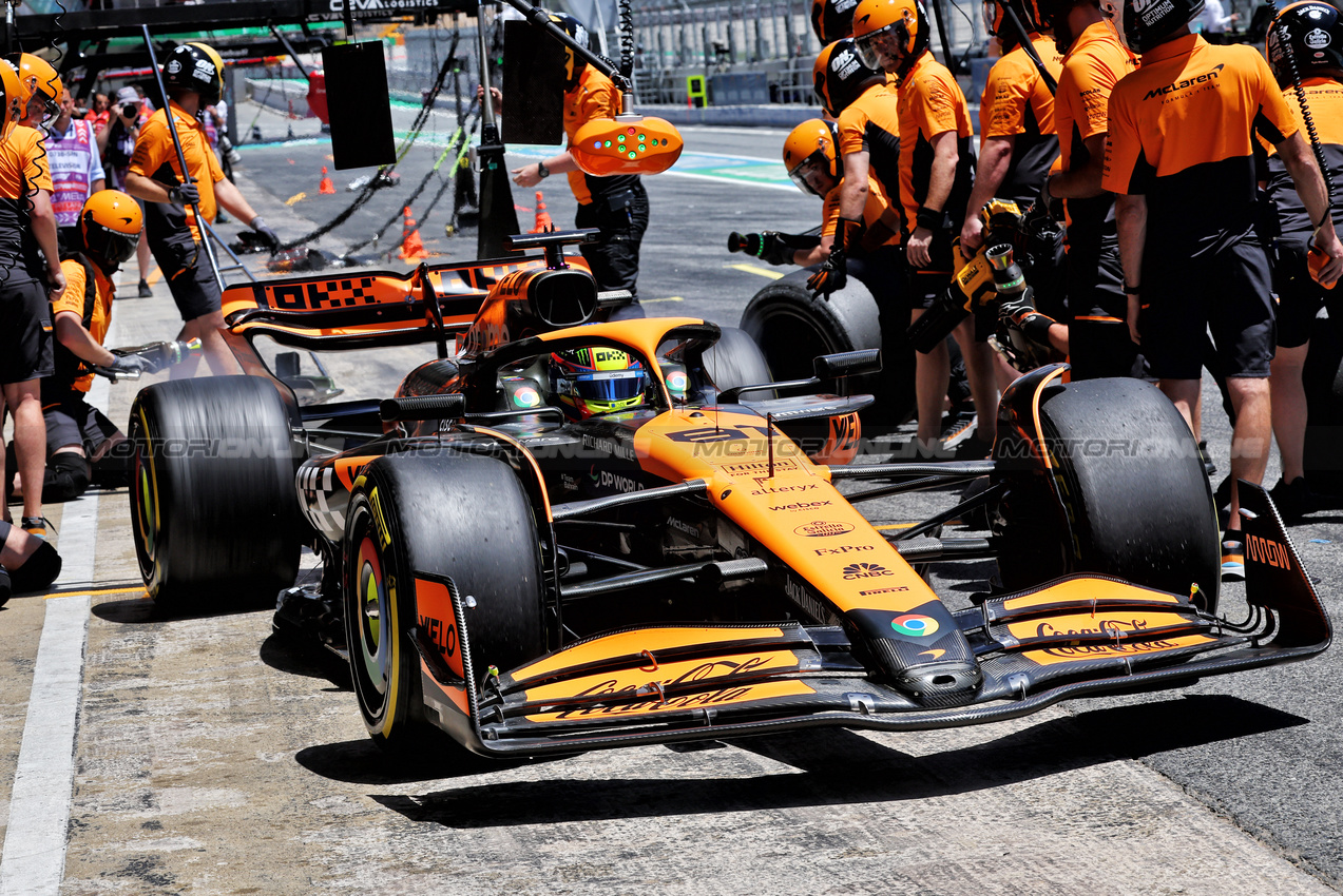 GP SPAGNA, Oscar Piastri (AUS) McLaren MCL38.

22.06.2024. Formula 1 World Championship, Rd 10, Spanish Grand Prix, Barcelona, Spain, Qualifiche Day.

- www.xpbimages.com, EMail: requests@xpbimages.com © Copyright: Batchelor / XPB Images