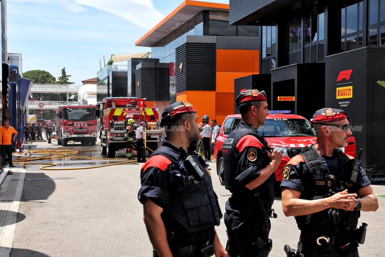 GP SPAGNA, Fire fighters attend the fire in the McLaren motorhome in the paddock.

22.06.2024. Formula 1 World Championship, Rd 10, Spanish Grand Prix, Barcelona, Spain, Qualifiche Day.

- www.xpbimages.com, EMail: requests@xpbimages.com © Copyright: Batchelor / XPB Images