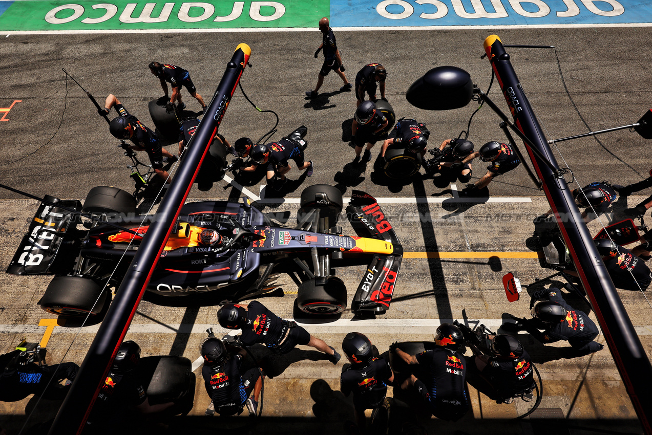 GP SPAGNA, Max Verstappen (NLD) Red Bull Racing RB20 practices a pit stop.

22.06.2024. Formula 1 World Championship, Rd 10, Spanish Grand Prix, Barcelona, Spain, Qualifiche Day.

- www.xpbimages.com, EMail: requests@xpbimages.com © Copyright: Moy / XPB Images