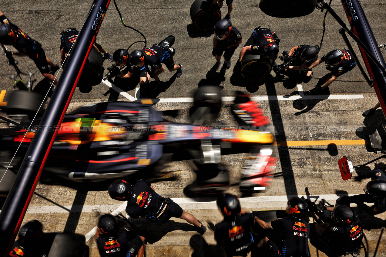 GP SPAGNA, Sergio Perez (MEX) Red Bull Racing RB20 practices a pit stop.

22.06.2024. Formula 1 World Championship, Rd 10, Spanish Grand Prix, Barcelona, Spain, Qualifiche Day.

- www.xpbimages.com, EMail: requests@xpbimages.com © Copyright: Moy / XPB Images