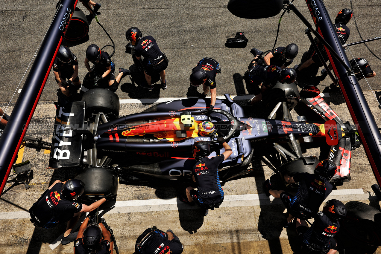 GP SPAGNA, Sergio Perez (MEX) Red Bull Racing RB20 practices a pit stop.

22.06.2024. Formula 1 World Championship, Rd 10, Spanish Grand Prix, Barcelona, Spain, Qualifiche Day.

- www.xpbimages.com, EMail: requests@xpbimages.com © Copyright: Moy / XPB Images