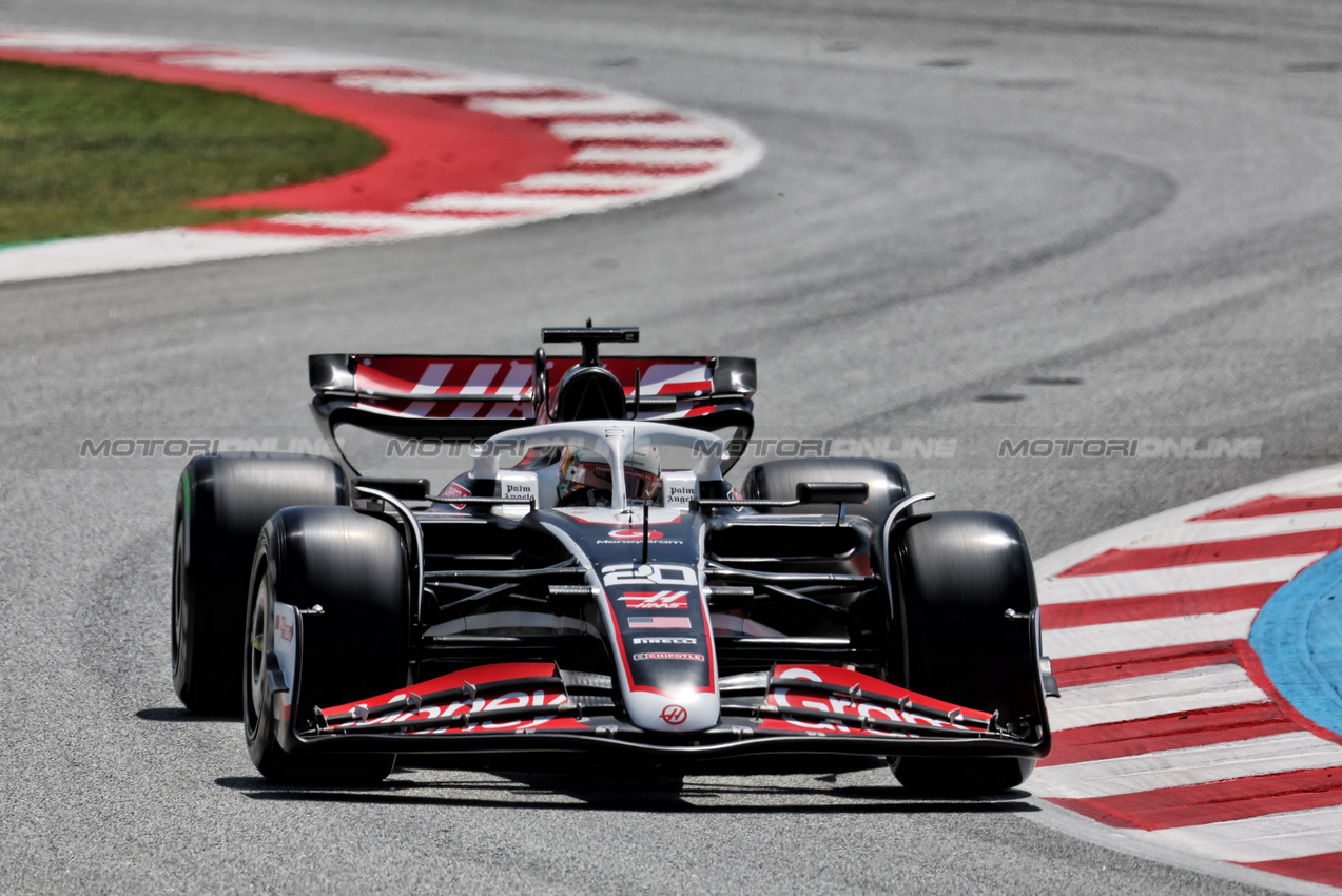 GP SPAGNA, Kevin Magnussen (DEN) Haas VF-24.

22.06.2024. Formula 1 World Championship, Rd 10, Spanish Grand Prix, Barcelona, Spain, Qualifiche Day.

- www.xpbimages.com, EMail: requests@xpbimages.com © Copyright: Rew / XPB Images