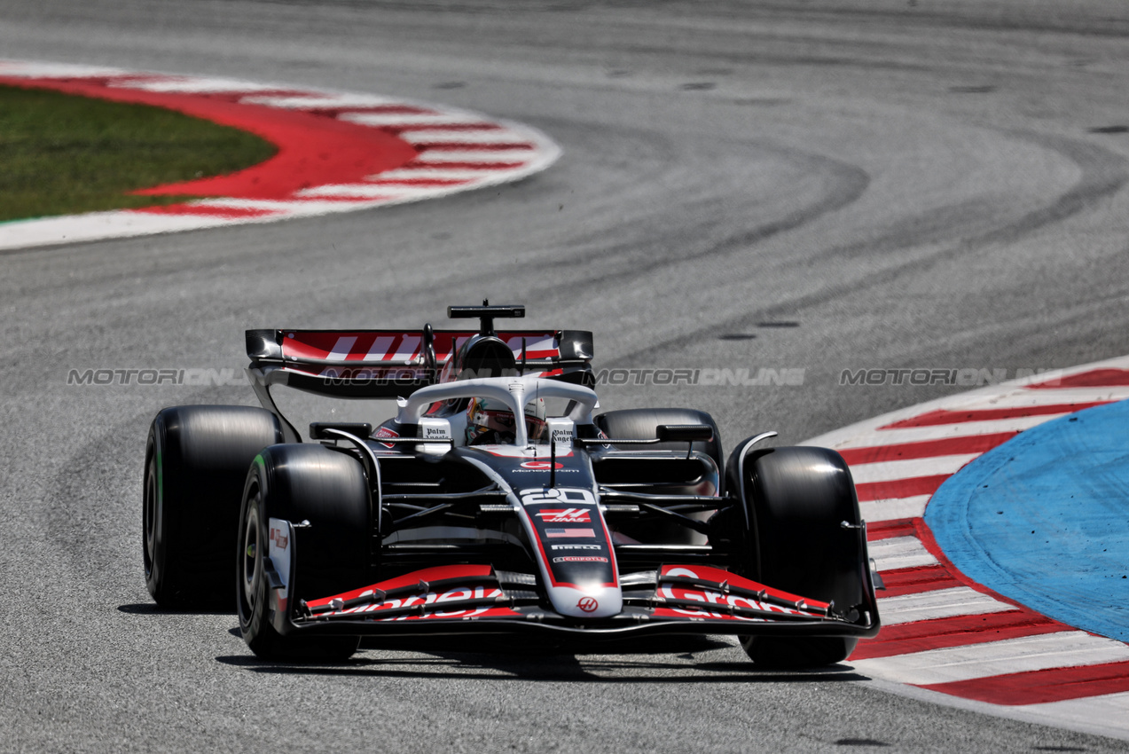 GP SPAGNA, Kevin Magnussen (DEN) Haas VF-24.

22.06.2024. Formula 1 World Championship, Rd 10, Spanish Grand Prix, Barcelona, Spain, Qualifiche Day.

- www.xpbimages.com, EMail: requests@xpbimages.com © Copyright: Rew / XPB Images