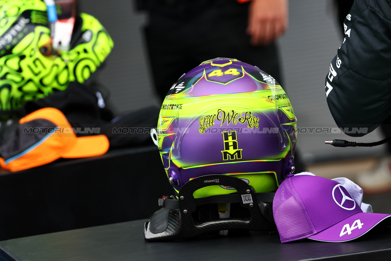 GP SPAGNA, The helmet of Lewis Hamilton (GBR) Mercedes AMG F1 in qualifying parc ferme.

22.06.2024. Formula 1 World Championship, Rd 10, Spanish Grand Prix, Barcelona, Spain, Qualifiche Day.

- www.xpbimages.com, EMail: requests@xpbimages.com © Copyright: Batchelor / XPB Images