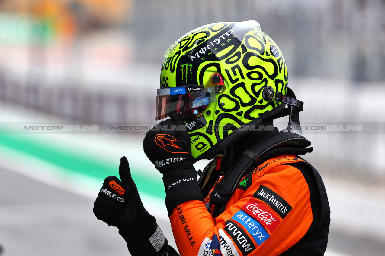 GP SPAGNA, Lando Norris (GBR) McLaren celebrates his pole position in qualifying parc ferme.

22.06.2024. Formula 1 World Championship, Rd 10, Spanish Grand Prix, Barcelona, Spain, Qualifiche Day.

- www.xpbimages.com, EMail: requests@xpbimages.com © Copyright: Charniaux / XPB Images