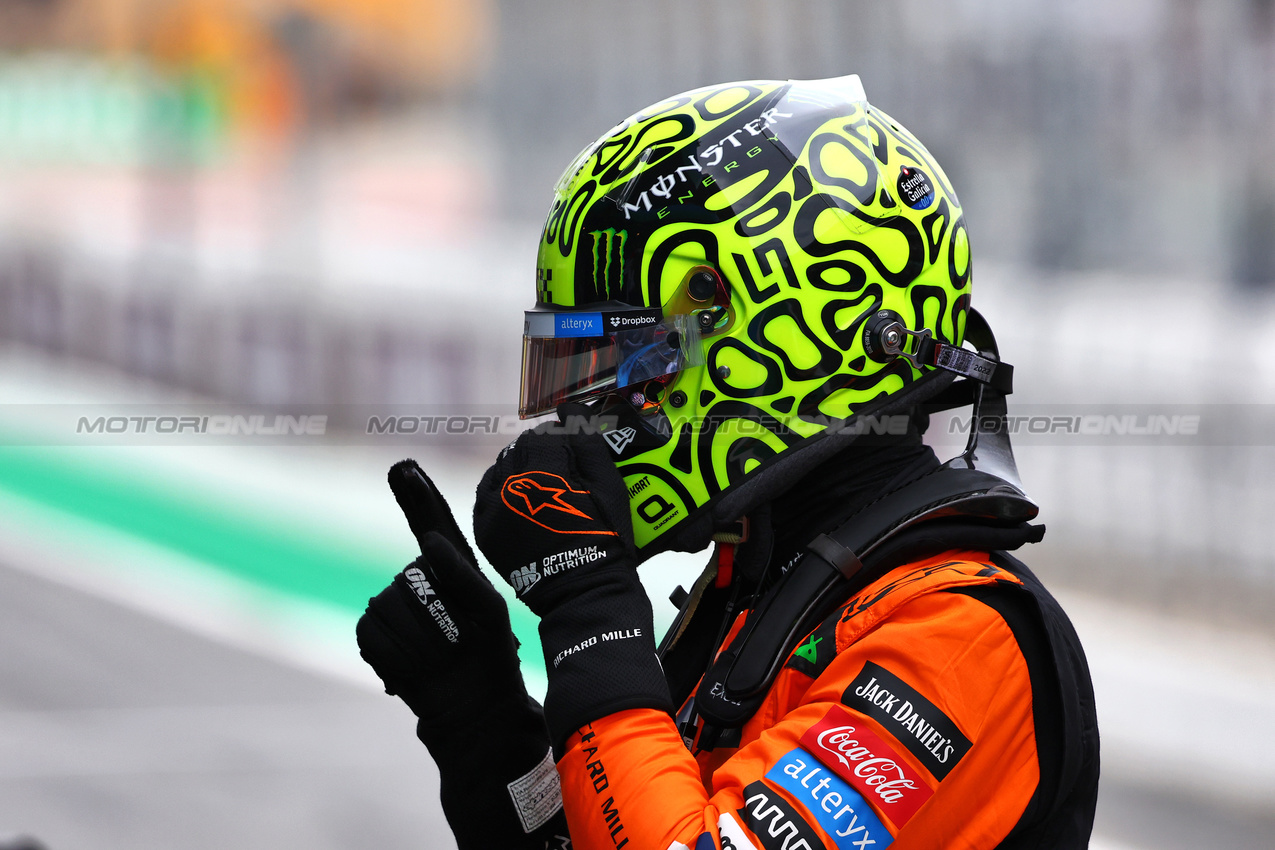 GP SPAGNA, Lando Norris (GBR) McLaren celebrates his pole position in qualifying parc ferme.

22.06.2024. Formula 1 World Championship, Rd 10, Spanish Grand Prix, Barcelona, Spain, Qualifiche Day.

- www.xpbimages.com, EMail: requests@xpbimages.com © Copyright: Charniaux / XPB Images