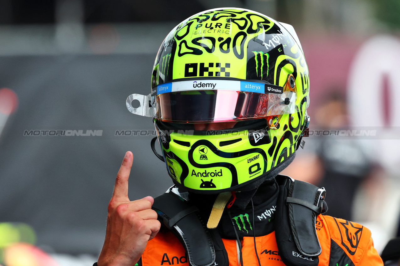 GP SPAGNA, Lando Norris (GBR) McLaren celebrates his pole position in qualifying parc ferme.

22.06.2024. Formula 1 World Championship, Rd 10, Spanish Grand Prix, Barcelona, Spain, Qualifiche Day.

- www.xpbimages.com, EMail: requests@xpbimages.com © Copyright: Charniaux / XPB Images