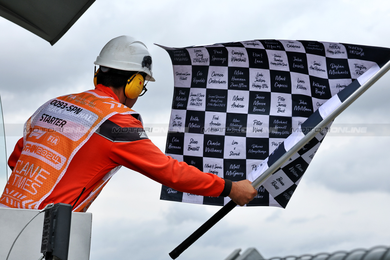 GP SPAGNA, Circuit Atmosfera - the chequered flag is waved at the end of qualifying.

22.06.2024. Formula 1 World Championship, Rd 10, Spanish Grand Prix, Barcelona, Spain, Qualifiche Day.

- www.xpbimages.com, EMail: requests@xpbimages.com © Copyright: Moy / XPB Images