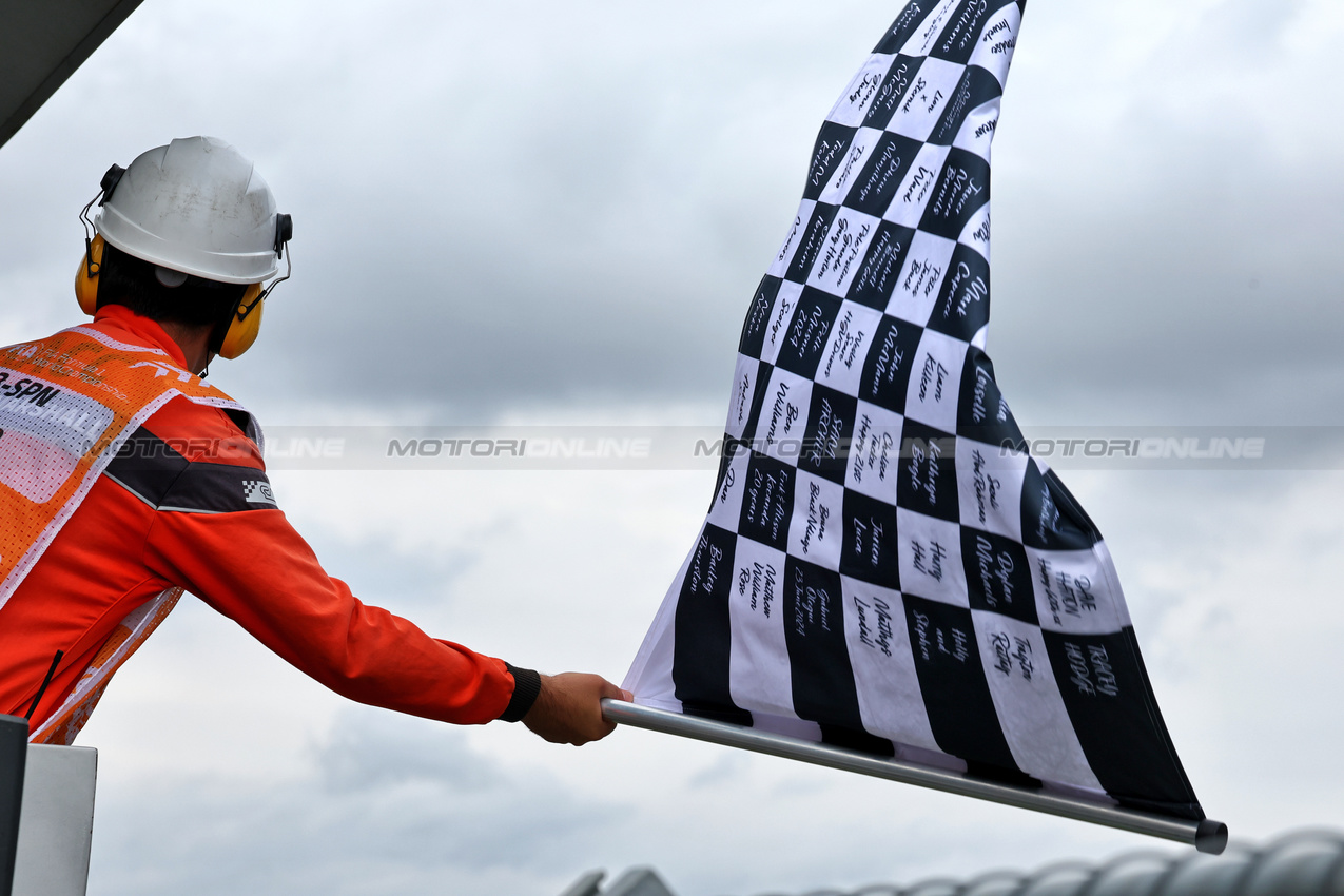 GP SPAGNA, Circuit Atmosfera - the chequered flag is waved at the end of qualifying.

22.06.2024. Formula 1 World Championship, Rd 10, Spanish Grand Prix, Barcelona, Spain, Qualifiche Day.

- www.xpbimages.com, EMail: requests@xpbimages.com © Copyright: Moy / XPB Images