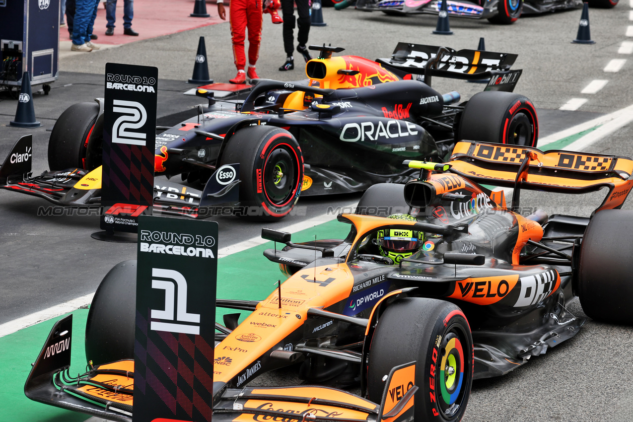 GP SPAGNA, Pole sitter Lando Norris (GBR) McLaren MCL38 e second placed Max Verstappen (NLD) Red Bull Racing RB20 in qualifying parc ferme.

22.06.2024. Formula 1 World Championship, Rd 10, Spanish Grand Prix, Barcelona, Spain, Qualifiche Day.

- www.xpbimages.com, EMail: requests@xpbimages.com © Copyright: Moy / XPB Images