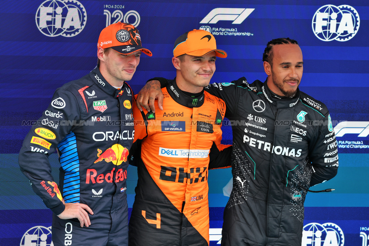 GP SPAGNA, The top three in qualifying parc ferme (L to R): Max Verstappen (NLD) Red Bull Racing, second; Lando Norris (GBR) McLaren, pole position; Lewis Hamilton (GBR) Mercedes AMG F1, third.

22.06.2024. Formula 1 World Championship, Rd 10, Spanish Grand Prix, Barcelona, Spain, Qualifiche Day.

- www.xpbimages.com, EMail: requests@xpbimages.com © Copyright: Moy / XPB Images