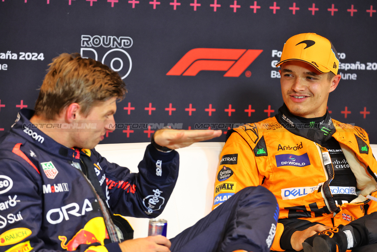 GP SPAGNA, Lando Norris (GBR) McLaren e Max Verstappen (NLD) Red Bull Racing in the post qualifying FIA Press Conference.

22.06.2024. Formula 1 World Championship, Rd 10, Spanish Grand Prix, Barcelona, Spain, Qualifiche Day.

- www.xpbimages.com, EMail: requests@xpbimages.com © Copyright: Batchelor / XPB Images