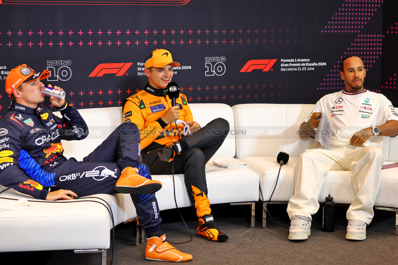 GP SPAGNA, (L to R): Max Verstappen (NLD) Red Bull Racing; Lando Norris (GBR) McLaren; e Lewis Hamilton (GBR) Mercedes AMG F1, in the post qualifying FIA Press Conference.

22.06.2024. Formula 1 World Championship, Rd 10, Spanish Grand Prix, Barcelona, Spain, Qualifiche Day.

- www.xpbimages.com, EMail: requests@xpbimages.com © Copyright: Batchelor / XPB Images