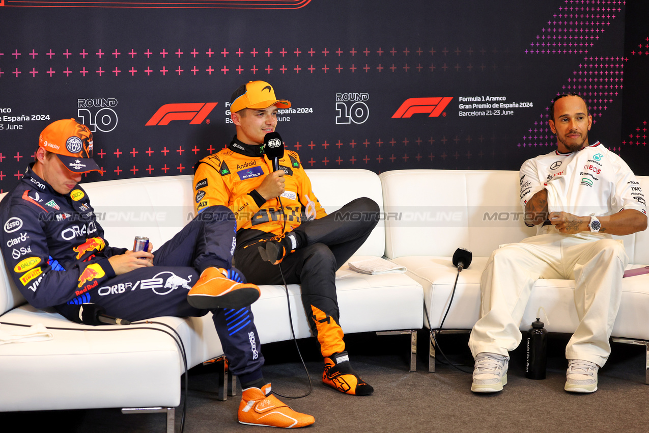 GP SPAGNA, (L to R): Max Verstappen (NLD) Red Bull Racing; Lando Norris (GBR) McLaren; e Lewis Hamilton (GBR) Mercedes AMG F1, in the post qualifying FIA Press Conference.

22.06.2024. Formula 1 World Championship, Rd 10, Spanish Grand Prix, Barcelona, Spain, Qualifiche Day.

- www.xpbimages.com, EMail: requests@xpbimages.com © Copyright: Batchelor / XPB Images