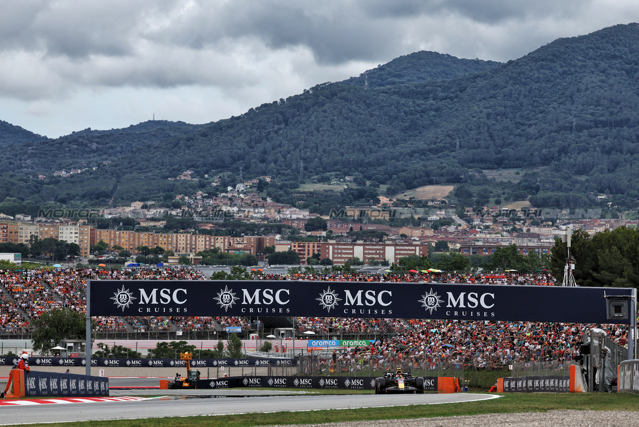 GP SPAGNA, Sergio Perez (MEX) Red Bull Racing RB20.

22.06.2024. Formula 1 World Championship, Rd 10, Spanish Grand Prix, Barcelona, Spain, Qualifiche Day.

- www.xpbimages.com, EMail: requests@xpbimages.com © Copyright: Moy / XPB Images