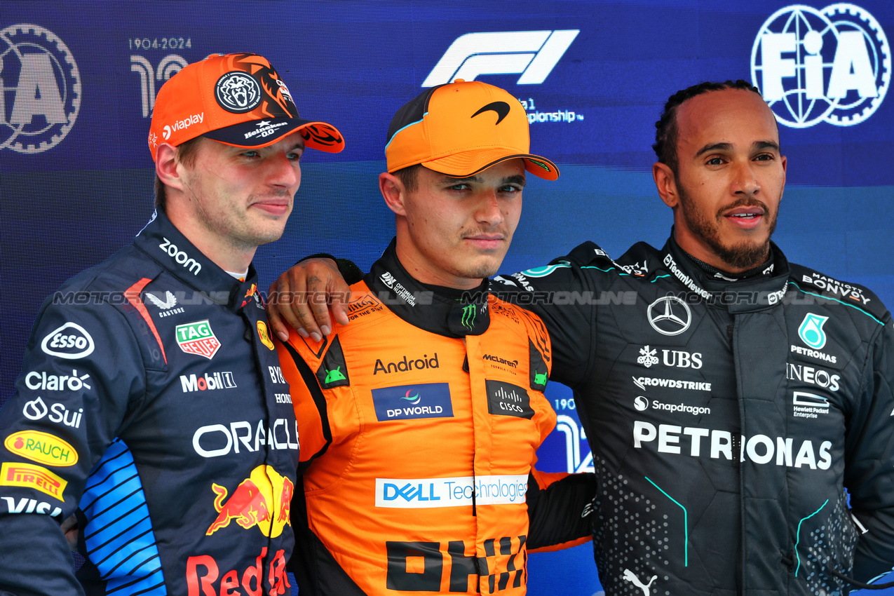 GP SPAGNA, The top three in qualifying parc ferme (L to R): Max Verstappen (NLD) Red Bull Racing, second; Lando Norris (GBR) McLaren, pole position; Lewis Hamilton (GBR) Mercedes AMG F1, third.

22.06.2024. Formula 1 World Championship, Rd 10, Spanish Grand Prix, Barcelona, Spain, Qualifiche Day.

 - www.xpbimages.com, EMail: requests@xpbimages.com © Copyright: Coates / XPB Images