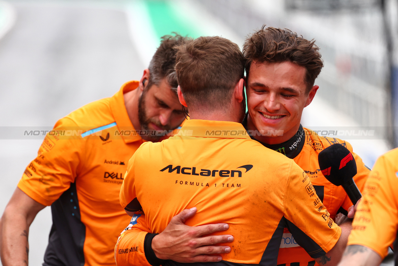 GP SPAGNA, Lando Norris (GBR) McLaren celebrates his pole position in qualifying parc ferme with the team.

22.06.2024. Formula 1 World Championship, Rd 10, Spanish Grand Prix, Barcelona, Spain, Qualifiche Day.

 - www.xpbimages.com, EMail: requests@xpbimages.com © Copyright: Coates / XPB Images