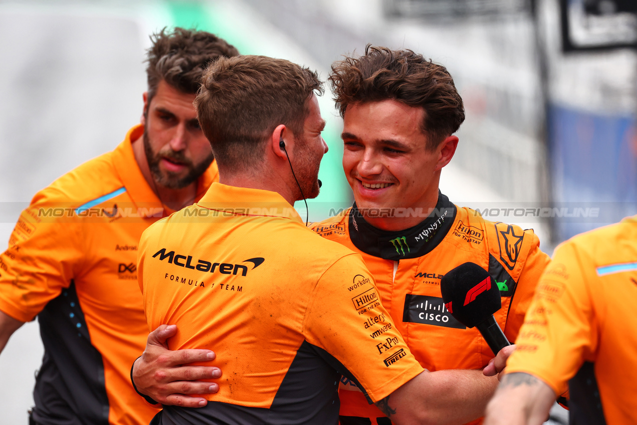 GP SPAGNA, Lando Norris (GBR) McLaren celebrates his pole position in qualifying parc ferme with the team.

22.06.2024. Formula 1 World Championship, Rd 10, Spanish Grand Prix, Barcelona, Spain, Qualifiche Day.

 - www.xpbimages.com, EMail: requests@xpbimages.com © Copyright: Coates / XPB Images