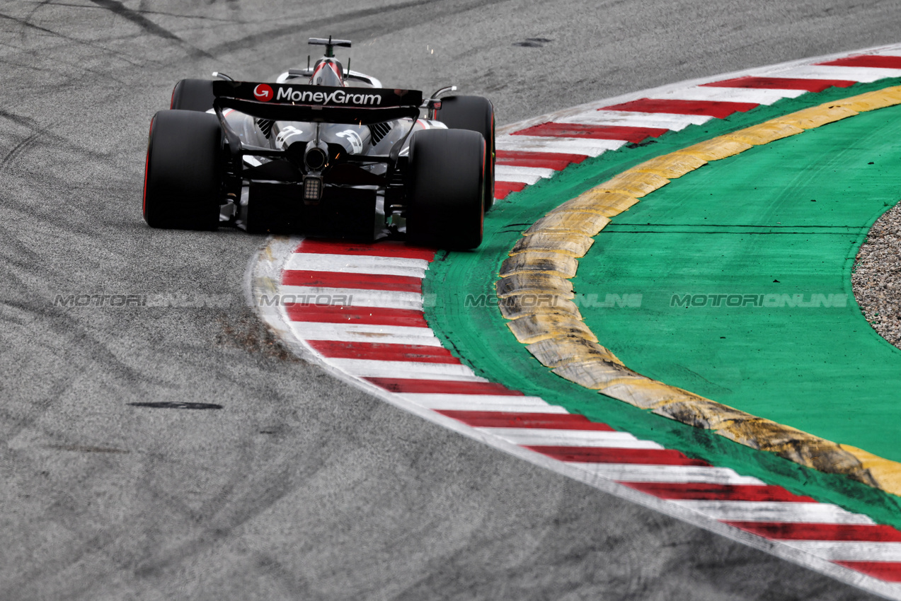 GP SPAGNA, Kevin Magnussen (DEN) Haas VF-24.

22.06.2024. Formula 1 World Championship, Rd 10, Spanish Grand Prix, Barcelona, Spain, Qualifiche Day.

 - www.xpbimages.com, EMail: requests@xpbimages.com © Copyright: Coates / XPB Images