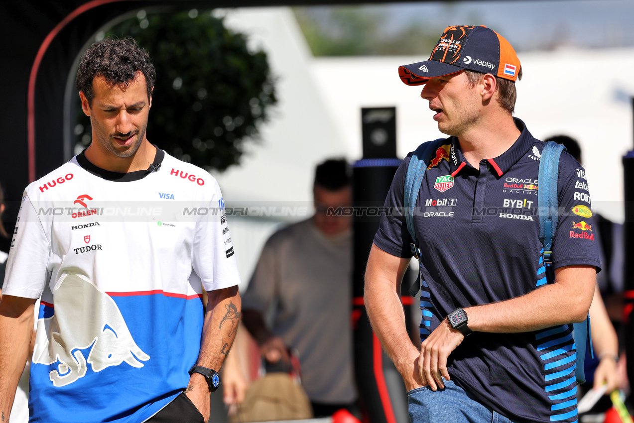 GP SPAGNA, (L to R): Daniel Ricciardo (AUS) RB with Max Verstappen (NLD) Red Bull Racing.

22.06.2024. Formula 1 World Championship, Rd 10, Spanish Grand Prix, Barcelona, Spain, Qualifiche Day.

- www.xpbimages.com, EMail: requests@xpbimages.com © Copyright: Rew / XPB Images