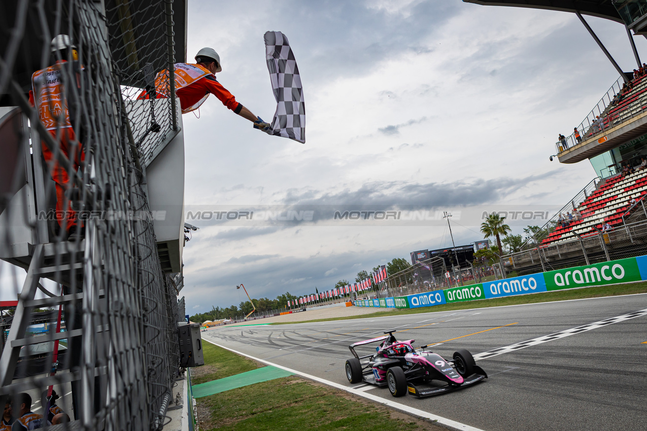 GP SPAGNA, Gara winner Abbi Pulling (GBR) Rodin Motorsport takes the chequered flag at the end of the race.

22.06.2024. FIA Formula Academy, Rd 3, Gara 1, Barcelona, Spain, Saturday.

- www.xpbimages.com, EMail: requests@xpbimages.com Copyright: XPB Images