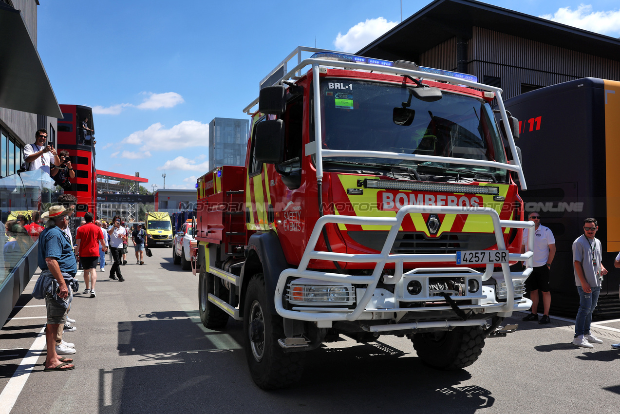 GP SPAGNA, A fire in the McLaren motorhome is tended to by fire fighters.

22.06.2024. Formula 1 World Championship, Rd 10, Spanish Grand Prix, Barcelona, Spain, Qualifiche Day.

- www.xpbimages.com, EMail: requests@xpbimages.com © Copyright: Rew / XPB Images