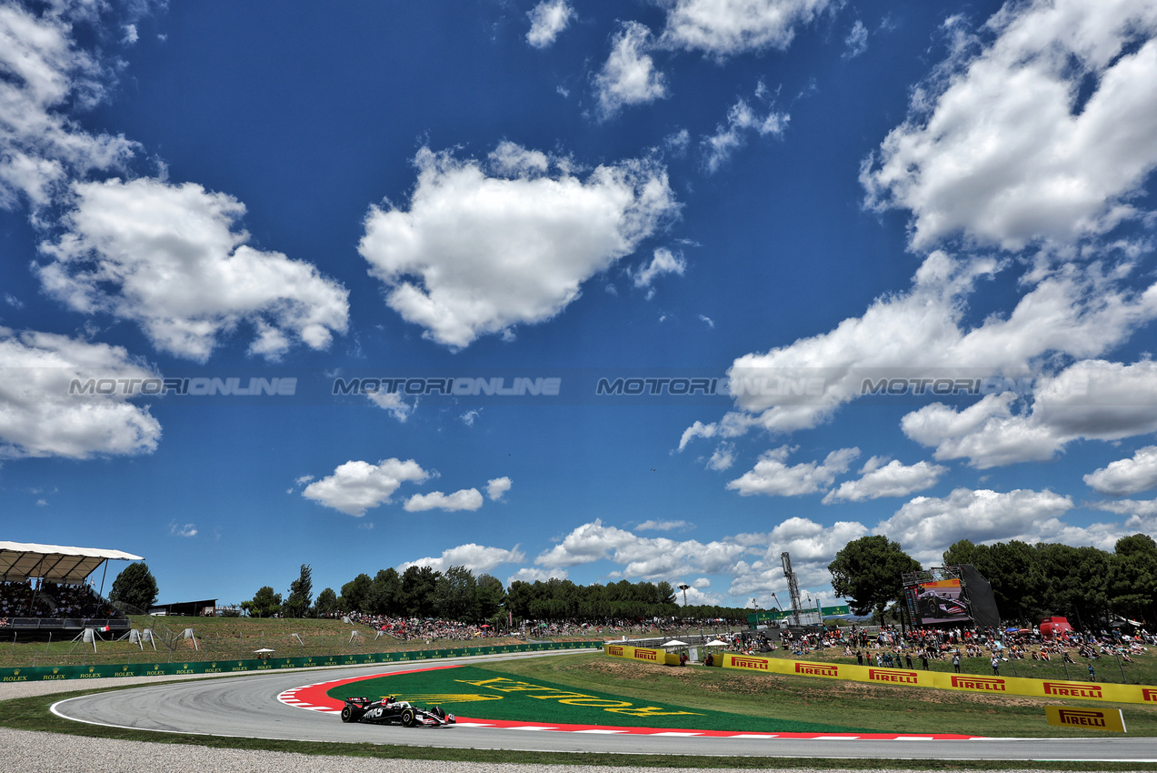 GP SPAGNA, Oliver Bearman (GBR) Haas VF-24 Test Driver.

21.06.2024 Formula 1 World Championship, Rd 10, Spanish Grand Prix, Barcelona, Spain, Practice Day.

- www.xpbimages.com, EMail: requests@xpbimages.com © Copyright: Moy / XPB Images