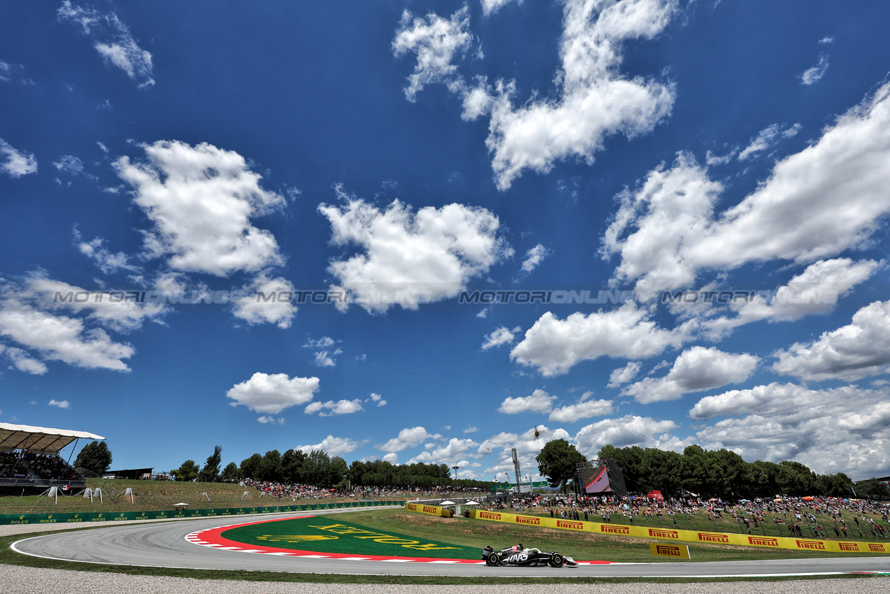 GP SPAGNA, Kevin Magnussen (DEN) Haas VF-24.

21.06.2024 Formula 1 World Championship, Rd 10, Spanish Grand Prix, Barcelona, Spain, Practice Day.

- www.xpbimages.com, EMail: requests@xpbimages.com © Copyright: Moy / XPB Images