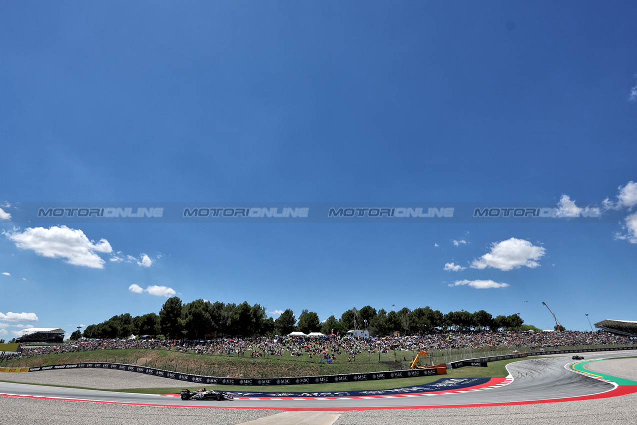 GP SPAGNA, Kevin Magnussen (DEN) Haas VF-24.

21.06.2024 Formula 1 World Championship, Rd 10, Spanish Grand Prix, Barcelona, Spain, Practice Day.

- www.xpbimages.com, EMail: requests@xpbimages.com © Copyright: Moy / XPB Images