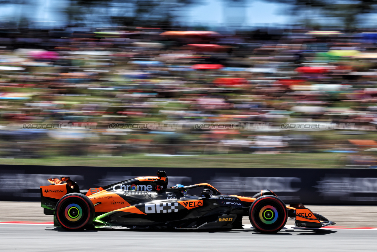 GP SPAGNA, Oscar Piastri (AUS) McLaren MCL38.

21.06.2024 Formula 1 World Championship, Rd 10, Spanish Grand Prix, Barcelona, Spain, Practice Day.

- www.xpbimages.com, EMail: requests@xpbimages.com © Copyright: Moy / XPB Images