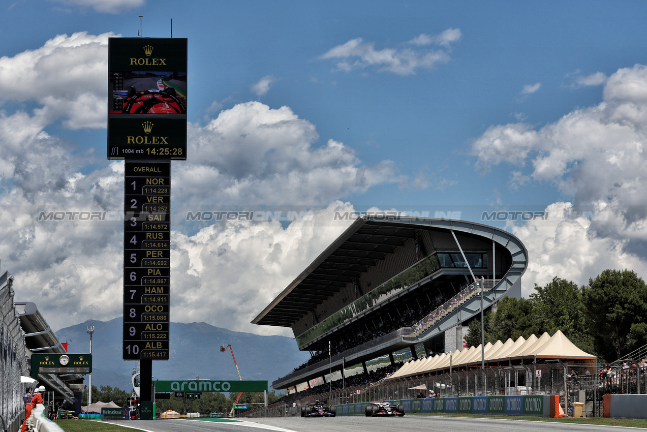 GP SPAGNA, Esteban Ocon (FRA) Alpine F1 Team A524 e Kevin Magnussen (DEN) Haas VF-24.

21.06.2024 Formula 1 World Championship, Rd 10, Spanish Grand Prix, Barcelona, Spain, Practice Day.

- www.xpbimages.com, EMail: requests@xpbimages.com © Copyright: Moy / XPB Images