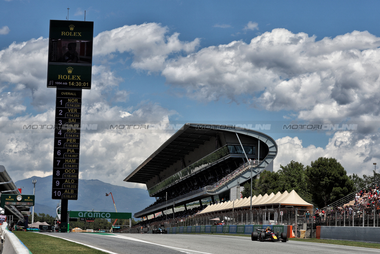 GP SPAGNA, Sergio Perez (MEX) Red Bull Racing RB20.

21.06.2024 Formula 1 World Championship, Rd 10, Spanish Grand Prix, Barcelona, Spain, Practice Day.

- www.xpbimages.com, EMail: requests@xpbimages.com © Copyright: Moy / XPB Images