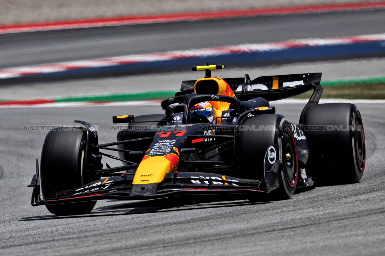 GP SPAGNA, Sergio Perez (MEX) Red Bull Racing RB20.

21.06.2024 Formula 1 World Championship, Rd 10, Spanish Grand Prix, Barcelona, Spain, Practice Day.

- www.xpbimages.com, EMail: requests@xpbimages.com © Copyright: Rew / XPB Images