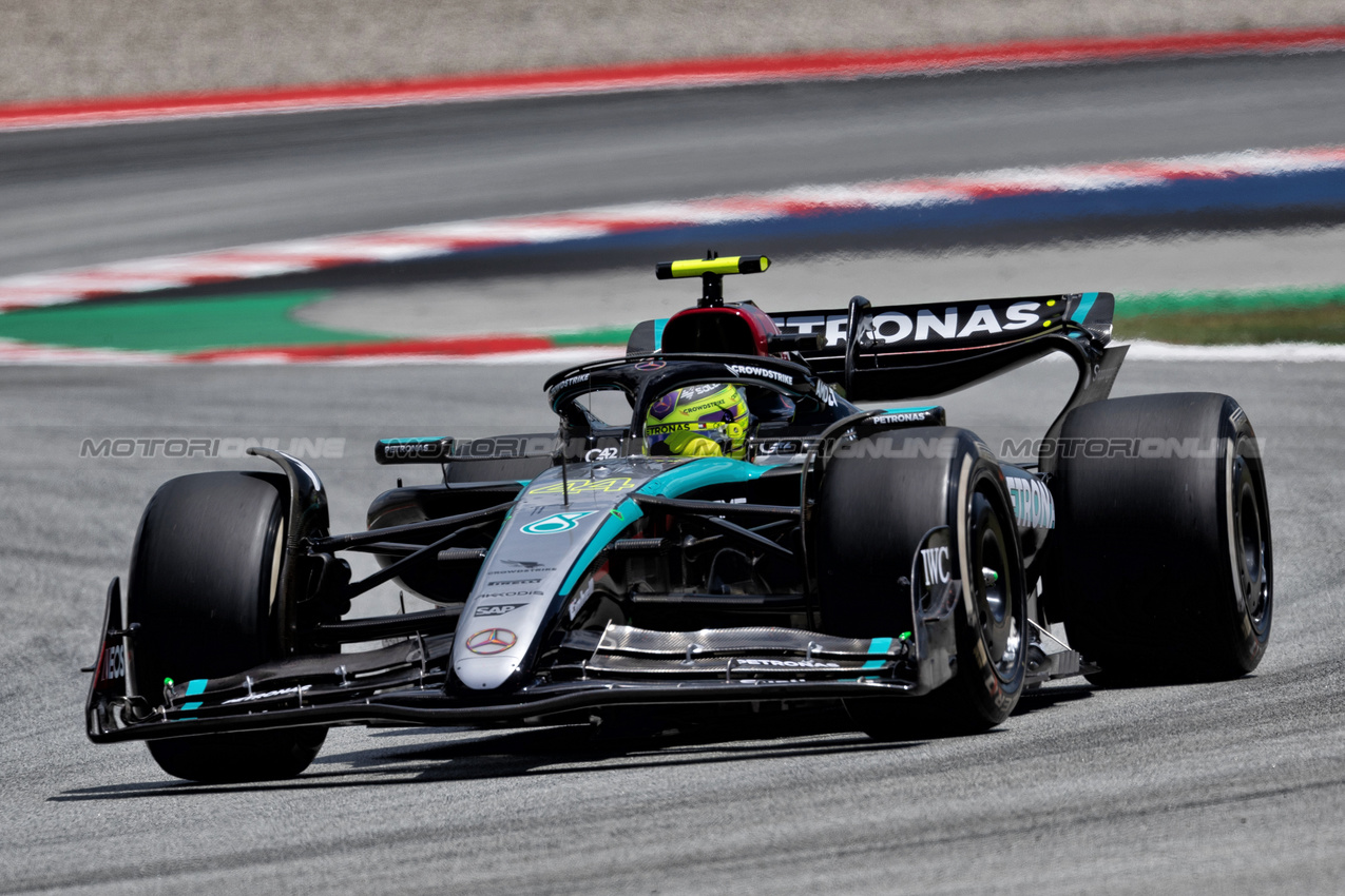 GP SPAGNA, Lewis Hamilton (GBR) Mercedes AMG F1 W15.

21.06.2024 Formula 1 World Championship, Rd 10, Spanish Grand Prix, Barcelona, Spain, Practice Day.

- www.xpbimages.com, EMail: requests@xpbimages.com © Copyright: Rew / XPB Images