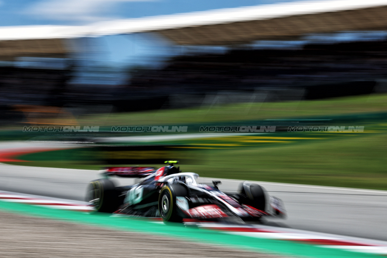 GP SPAGNA, Oliver Bearman (GBR) Haas VF-24 Test Driver.

21.06.2024 Formula 1 World Championship, Rd 10, Spanish Grand Prix, Barcelona, Spain, Practice Day.

 - www.xpbimages.com, EMail: requests@xpbimages.com © Copyright: Coates / XPB Images