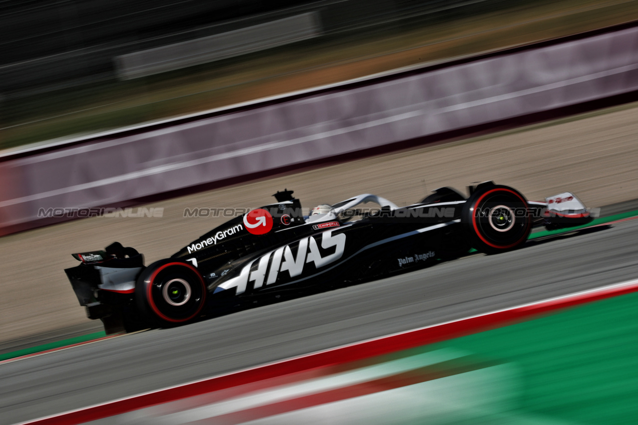 GP SPAGNA, Kevin Magnussen (DEN) Haas VF-24.

21.06.2024 Formula 1 World Championship, Rd 10, Spanish Grand Prix, Barcelona, Spain, Practice Day.

- www.xpbimages.com, EMail: requests@xpbimages.com © Copyright: Charniaux / XPB Images