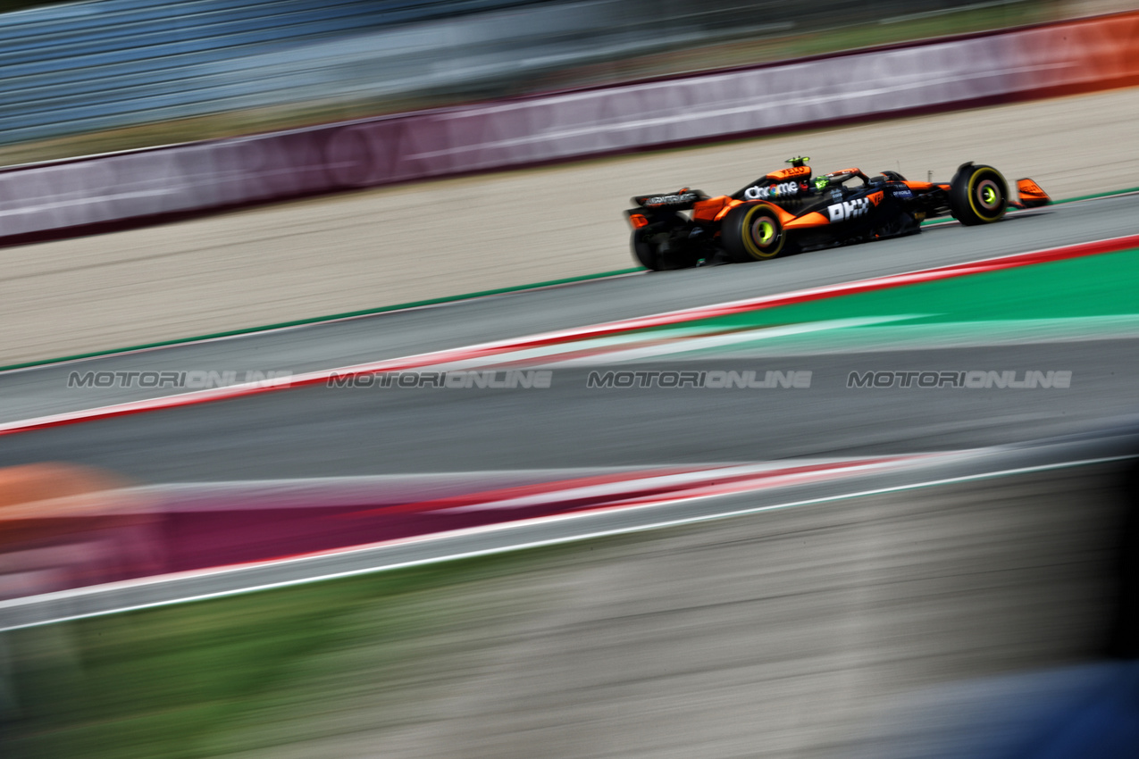 GP SPAGNA, Lando Norris (GBR) McLaren MCL38.

21.06.2024 Formula 1 World Championship, Rd 10, Spanish Grand Prix, Barcelona, Spain, Practice Day.

- www.xpbimages.com, EMail: requests@xpbimages.com © Copyright: Charniaux / XPB Images