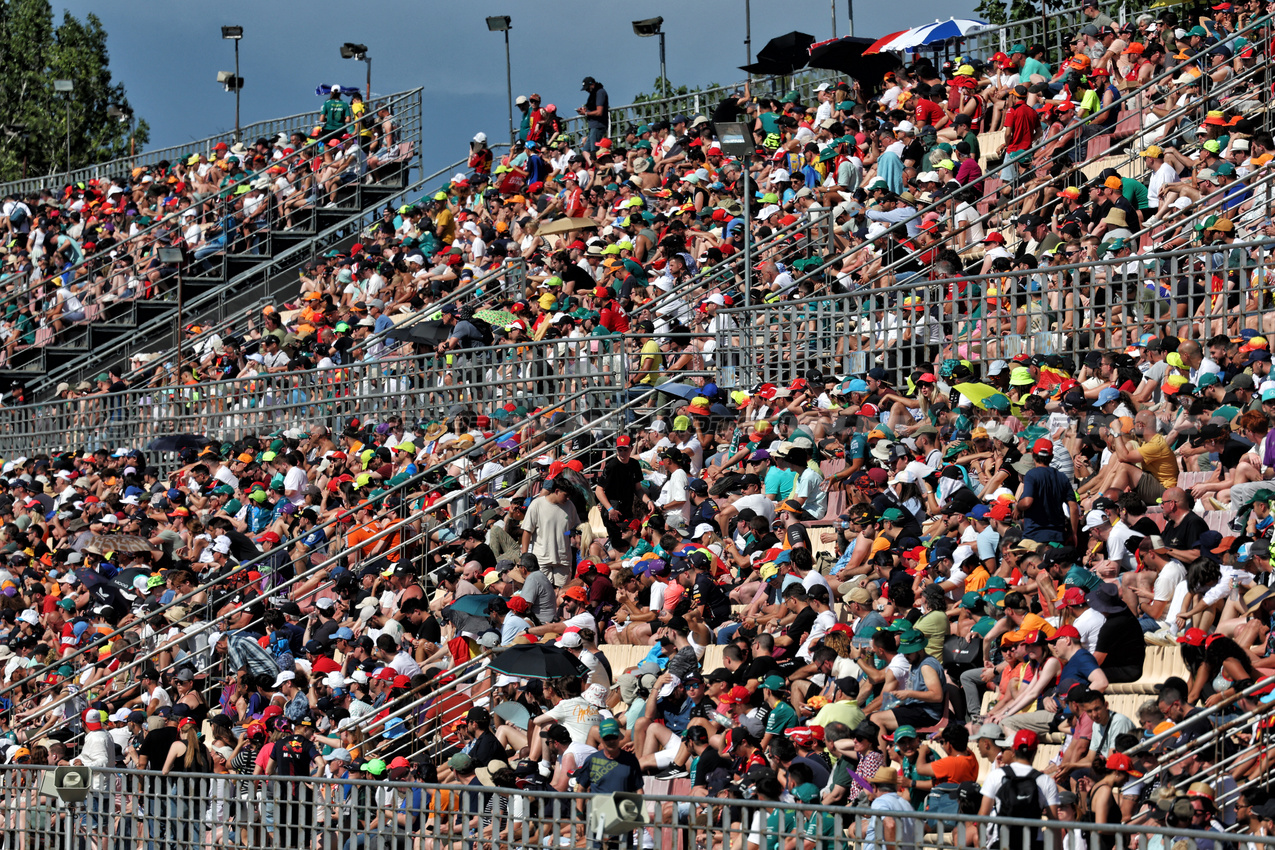 GP SPAGNA, Circuit Atmosfera - fans in the grandstand.

21.06.2024 Formula 1 World Championship, Rd 10, Spanish Grand Prix, Barcelona, Spain, Practice Day.

- www.xpbimages.com, EMail: requests@xpbimages.com © Copyright: Moy / XPB Images