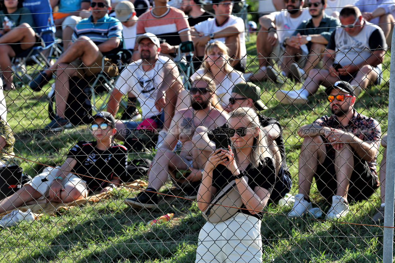 GP SPAGNA, Circuit Atmosfera - fans trackside.

21.06.2024 Formula 1 World Championship, Rd 10, Spanish Grand Prix, Barcelona, Spain, Practice Day.

 - www.xpbimages.com, EMail: requests@xpbimages.com © Copyright: Coates / XPB Images