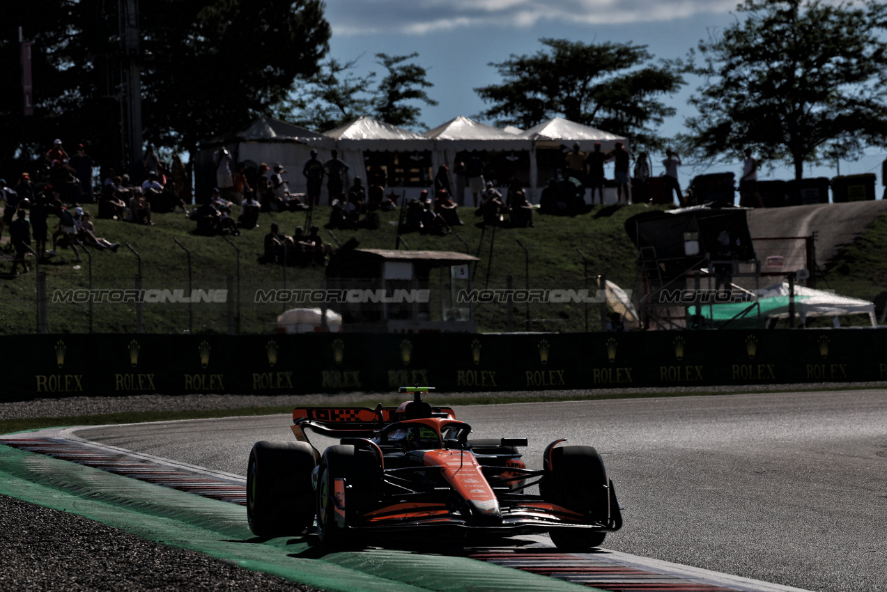 GP SPAGNA, Lando Norris (GBR) McLaren MCL38.

21.06.2024 Formula 1 World Championship, Rd 10, Spanish Grand Prix, Barcelona, Spain, Practice Day.

- www.xpbimages.com, EMail: requests@xpbimages.com © Copyright: Rew / XPB Images