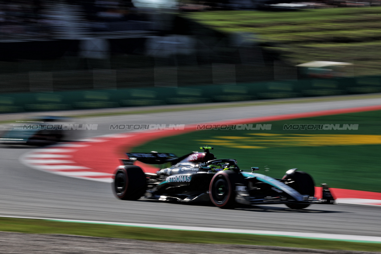 GP SPAGNA, Lewis Hamilton (GBR) Mercedes AMG F1 W15.

21.06.2024 Formula 1 World Championship, Rd 10, Spanish Grand Prix, Barcelona, Spain, Practice Day.

- www.xpbimages.com, EMail: requests@xpbimages.com © Copyright: Rew / XPB Images