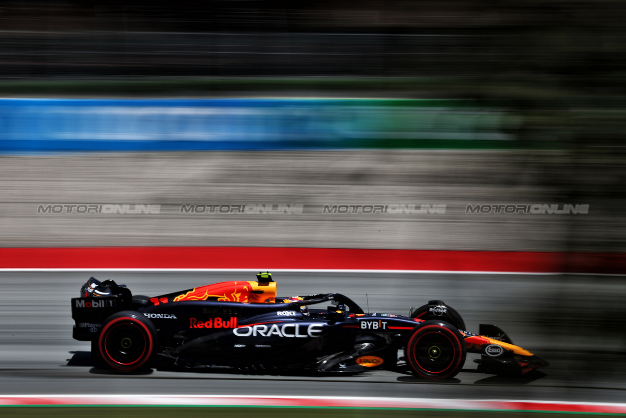 GP SPAGNA, Sergio Perez (MEX) Red Bull Racing RB20.

21.06.2024 Formula 1 World Championship, Rd 10, Spanish Grand Prix, Barcelona, Spain, Practice Day.

- www.xpbimages.com, EMail: requests@xpbimages.com © Copyright: Charniaux / XPB Images