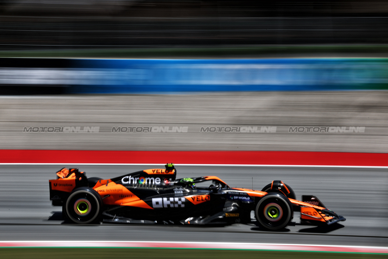 GP SPAGNA, Lando Norris (GBR) McLaren MCL38.

21.06.2024 Formula 1 World Championship, Rd 10, Spanish Grand Prix, Barcelona, Spain, Practice Day.

- www.xpbimages.com, EMail: requests@xpbimages.com © Copyright: Charniaux / XPB Images