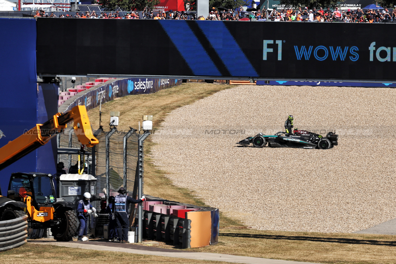 GP STATI UNITI, Lewis Hamilton (GBR) Mercedes AMG F1 W15 retired from the race.

20.10.2024. Formula 1 World Championship, Rd 19, United States Grand Prix, Austin, Texas, USA, Gara Day.

- www.xpbimages.com, EMail: requests@xpbimages.com © Copyright: Moy / XPB Images