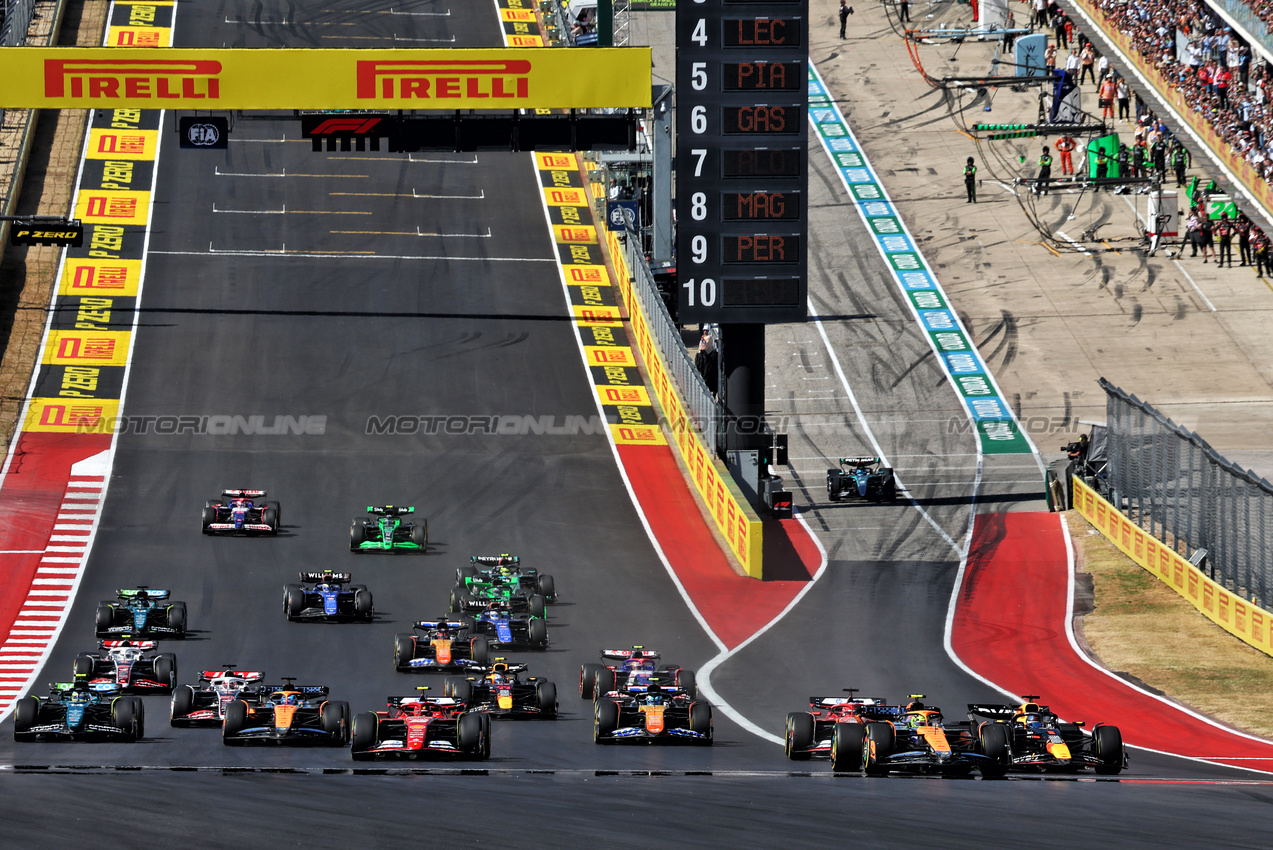 GP STATI UNITI, Lando Norris (GBR) McLaren MCL38 e Max Verstappen (NLD) Red Bull Racing RB20 battle for the lead at the partenza of the race.

20.10.2024. Formula 1 World Championship, Rd 19, United States Grand Prix, Austin, Texas, USA, Gara Day.

- www.xpbimages.com, EMail: requests@xpbimages.com © Copyright: Batchelor / XPB Images