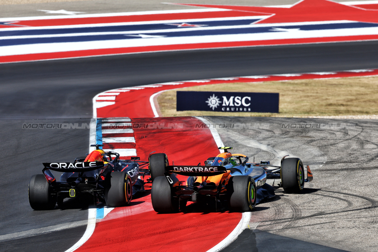 GP STATI UNITI, Lando Norris (GBR) McLaren MCL38 e Max Verstappen (NLD) Red Bull Racing RB20 battle for the lead at the partenza of the race.

20.10.2024. Formula 1 World Championship, Rd 19, United States Grand Prix, Austin, Texas, USA, Gara Day.

- www.xpbimages.com, EMail: requests@xpbimages.com © Copyright: Batchelor / XPB Images